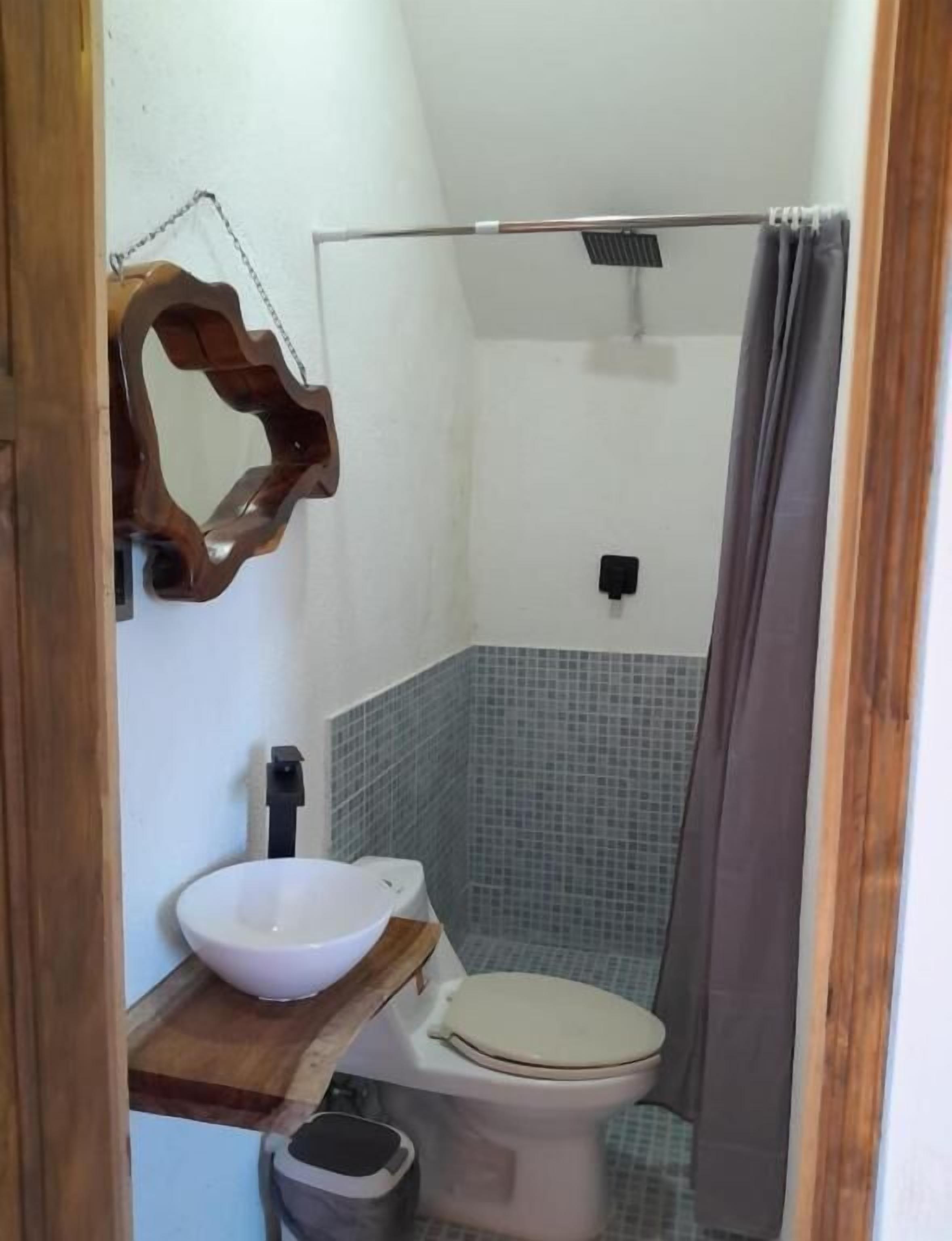 Chambre, patio, vue partielle sur l'océan | Salle de bain