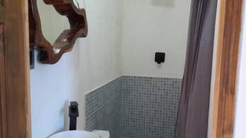 Chambre, patio, vue partielle sur l'océan | Salle de bain