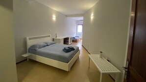 Une chambre à coucher avec un lit, un bureau et une chaise.