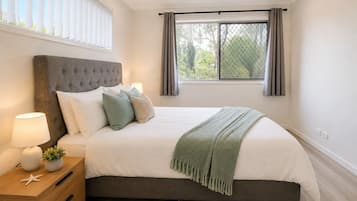3 bedrooms, iron/ironing board, internet, bed sheets