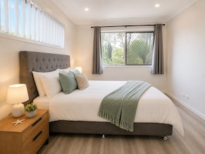 3 bedrooms, iron/ironing board, Internet, bed sheets - Calamvale Comfort | Close to Sunnybank&Garden City (Calamvale)