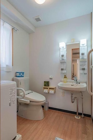Vierbettzimmer, 2 Doppelbetten, Balkon | Badezimmer | Haartrockner, Hausschuhe, Handtücher, Seife