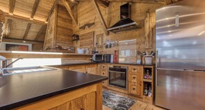 Wasserkocher mit Kaffee-/Teezubehör, Kühlschrank, Mikrowelle, Ofen