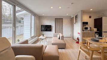 Basic House, City View | Living area