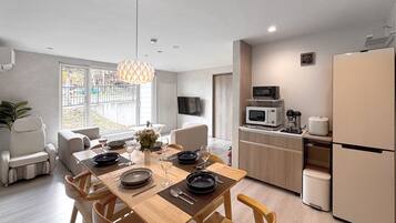 Basic House, City View | Dining