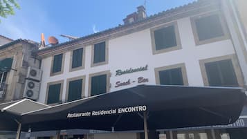 A building with a sign for 'Restaurante Residencial ENCONTRO' and a black awning.
