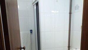 A bathroom with a toilet, a shower, and a sink. - Residencial Encontro (Vila Real)