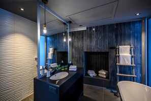 A modern bathroom with a large mirror, a sink, and a bathtub. - Hamn I Senja (Senja)