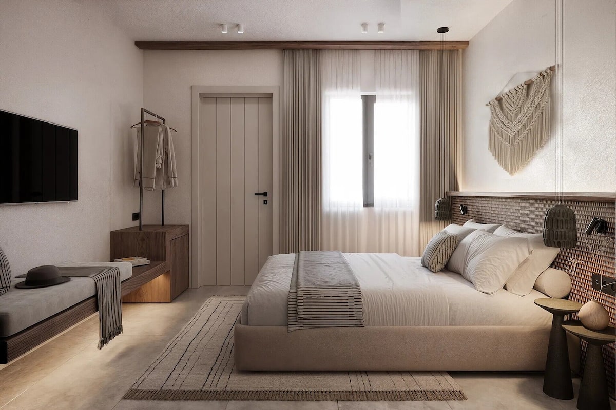 Ein Schlafzimmer mit einem großen Bett, einem Fernseher, einem Kleiderschrank und einem Schreibtisch.