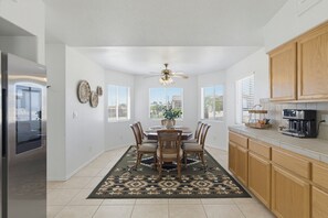 Dining - Desert Horizon Retreat - Pool, Spa & Desert Views (Lake Havasu City)