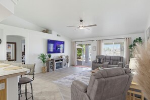 Living area - Desert Horizon Retreat - Pool, Spa & Desert Views (Lake Havasu City)