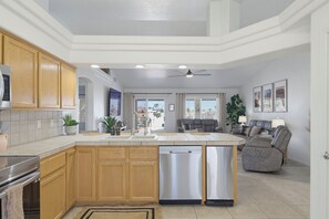 Private kitchen - Desert Horizon Retreat - Pool, Spa & Desert Views (Lake Havasu City)