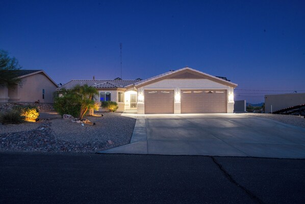 Exterior - Desert Horizon Retreat - Pool, Spa & Desert Views (Lake Havasu City)