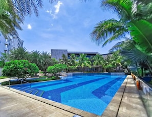 Outdoor pool - Seaside Moments Hotel (Haikou)