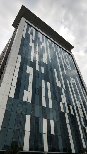 Un edificio moderno con fachada de vidrio y un diseño geométrico de ventanas.