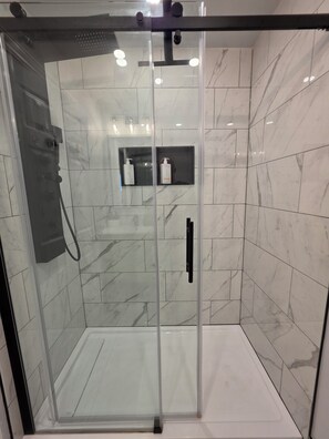 Dusche, Handtücher, Seife, Toilettenpapier