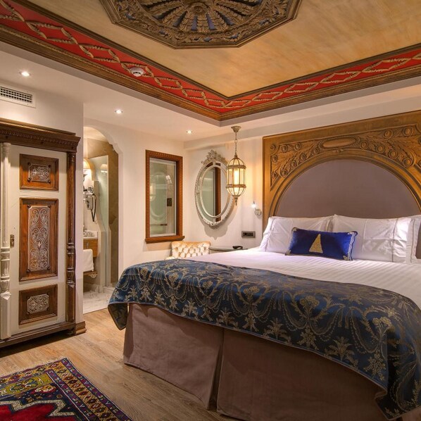 A bedroom with a large bed, ornate ceiling, and a wooden wardrobe. - Kamares Boutique Hotel & Spa Ioannina (Ioannina)