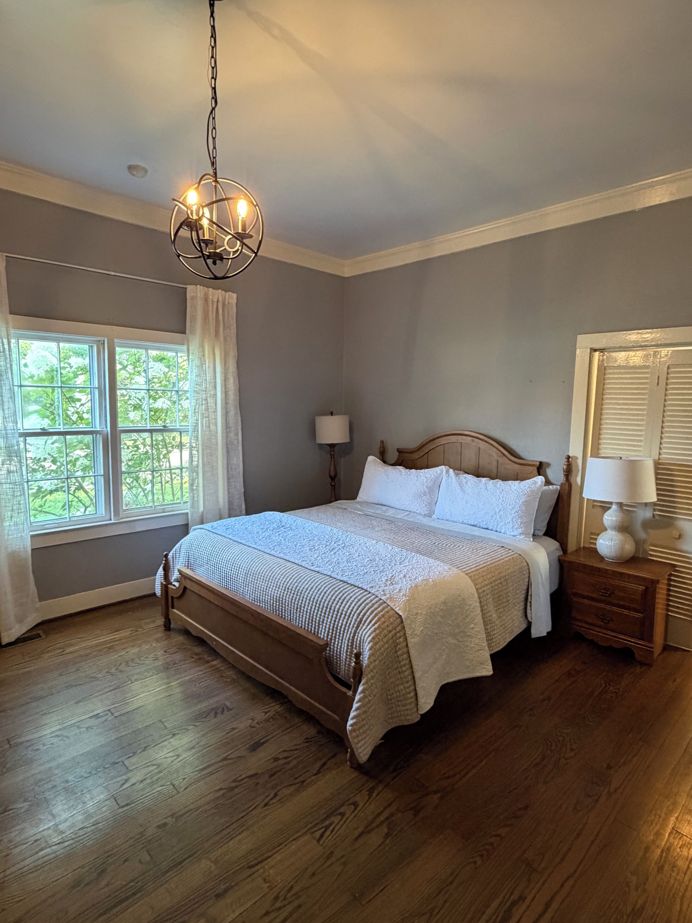 4 bedrooms, iron/ironing board, WiFi (free), bed sheets