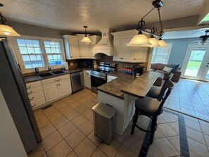 Coffee/tea maker, fridge, microwave, oven - Relaxing 4-bedroom home with in ground pool in Russellville (Russellville)