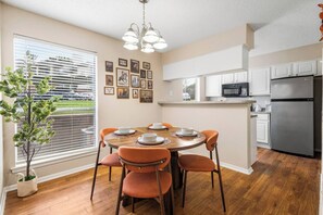 Dining - Modern 1BR Pool , Gym , 10 mins to FIFA AT&T Stadium, Six Flags, DFW Airport (Grand Prairie)