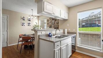 Fridge, microwave, stovetop, dishwasher