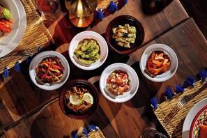 Une variété de plats disposés sur une table en bois, ce qui évoque un décor de salle à manger.