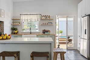 Wasserkocher mit Kaffee-/Teezubehör, Kühlschrank, Mikrowelle, Ofen