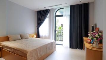 Junior Apartment, Balcony, City View | Desk, blackout drapes, soundproofing, iron/ironing board