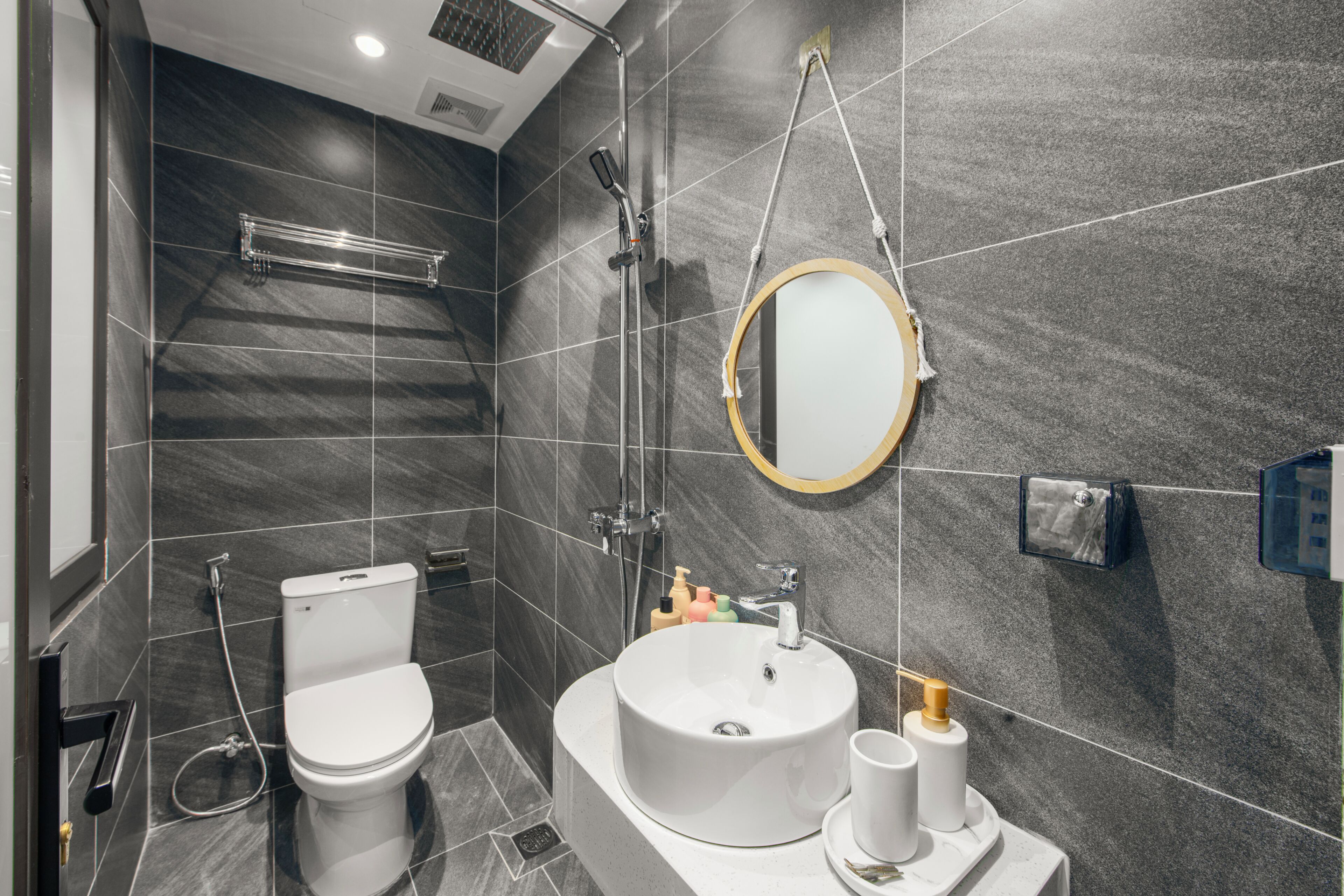 Junior Suite, Non Smoking, City View | Bathroom | Shower, free toiletries, hair dryer, slippers