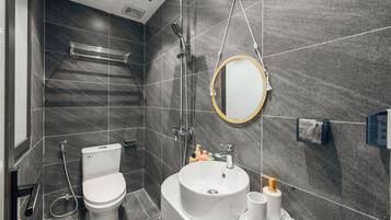Junior Suite, Non Smoking, City View | Bathroom | Shower, free toiletries, hair dryer, slippers