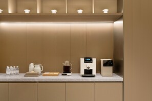 A modern bathroom with a wooden vanity, a coffee machine, a tea maker, and a water dispenser. - JI Hotel Xian Bell Tower North Street Metro Stati (Xi'an)