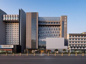 A modern hotel with a prominent entrance, multiple floors, and a clear sky. - JI Hotel Xian Bell Tower North Street Metro Stati (Xi'an)