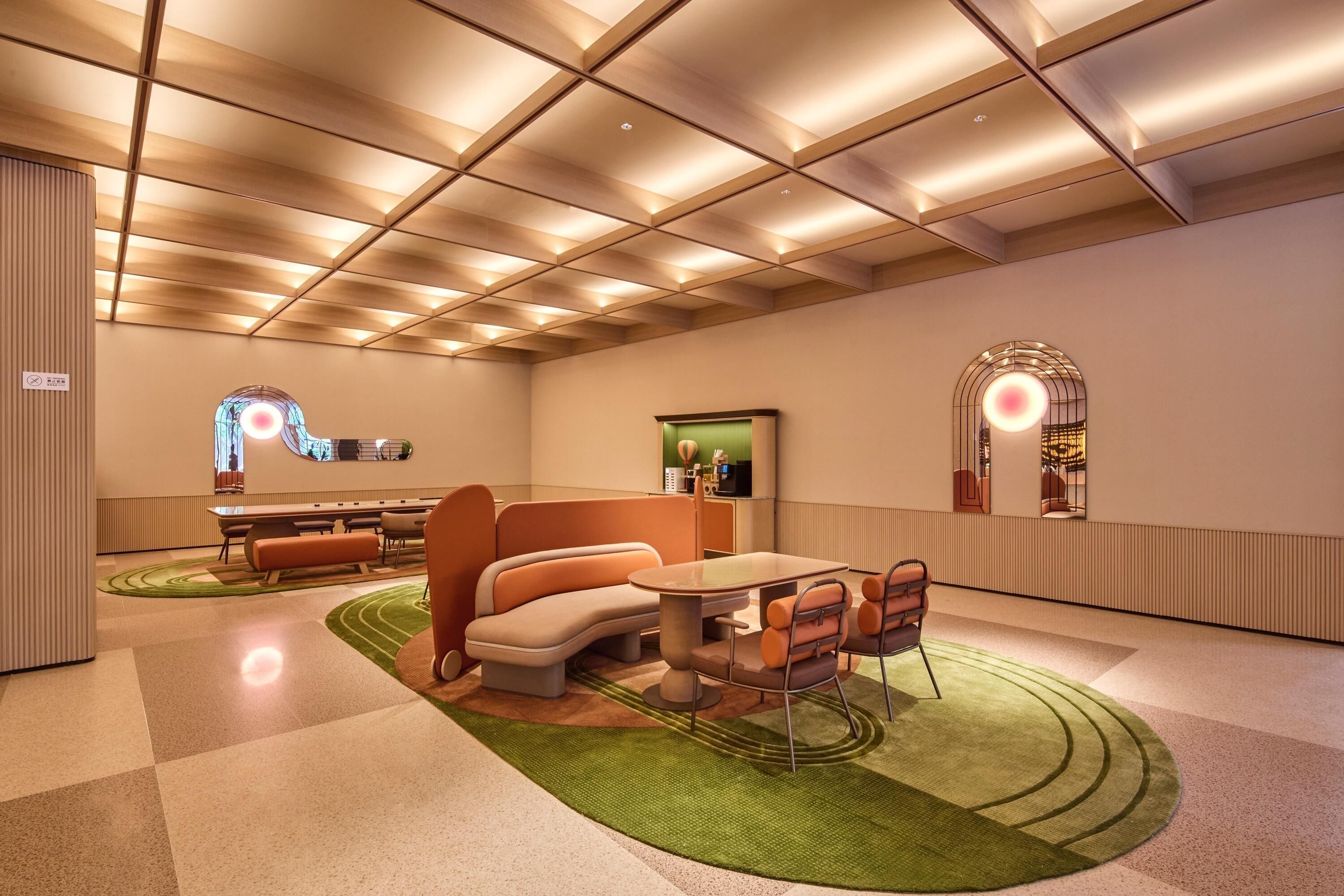 Een modern interieur met een zwart-wit schakeerd vloer, een centraal zithoek met een tafel en stoelen, en een opvallend boogvenster.