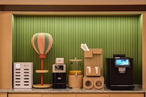Una kitchenette con cafetera, hervidor de agua y microondas.