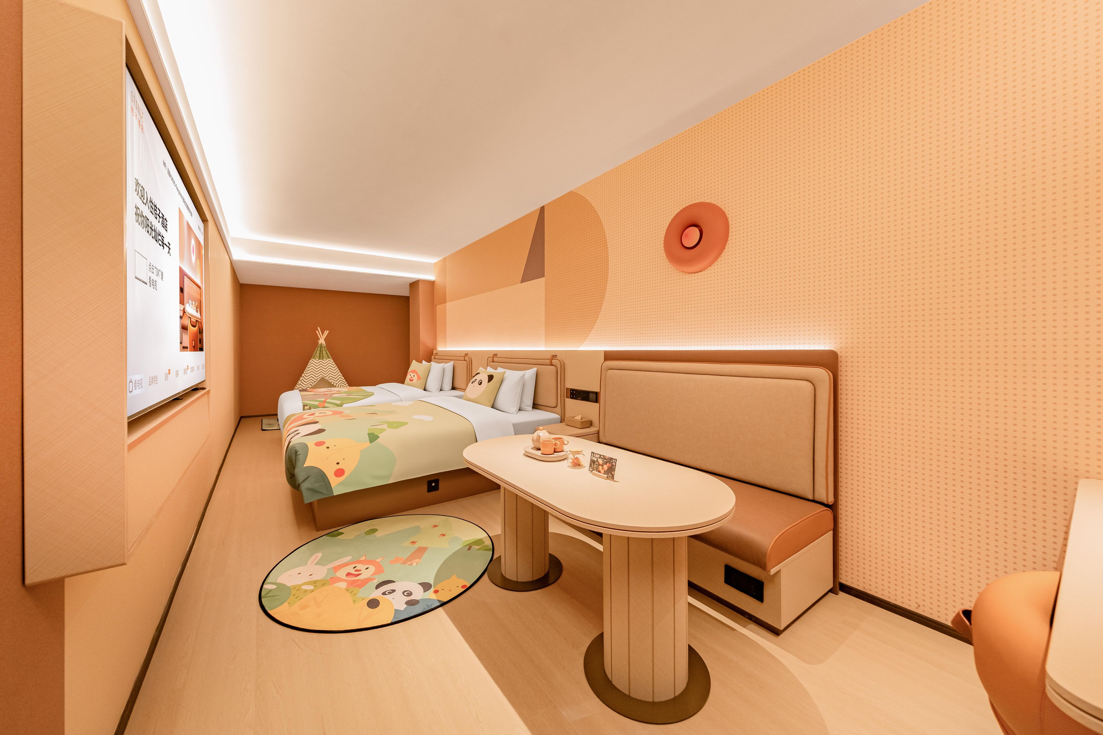 Una habitación de hotel con cama, mesita de noche y una pequeña mesa redonda.