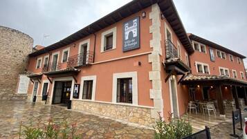 Un bâtiment sur lequel on peut voir une enseigne indiquant « Villa de Brihuega » et une enseigne Coca-Cola.