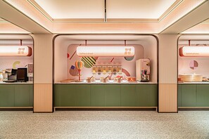 Interior de una cafetería moderna con una barra que exhibe café y pan, y una sección identificada como 'Carbohydrates'.
