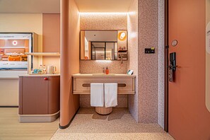 Uma casa de banho moderna com lavatório, espelho, toalha e zona de duche.