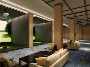Ein stilvoller Lounge-Bereich mit Sitzgelegenheiten und Blick auf eine grüne Außenanlage.