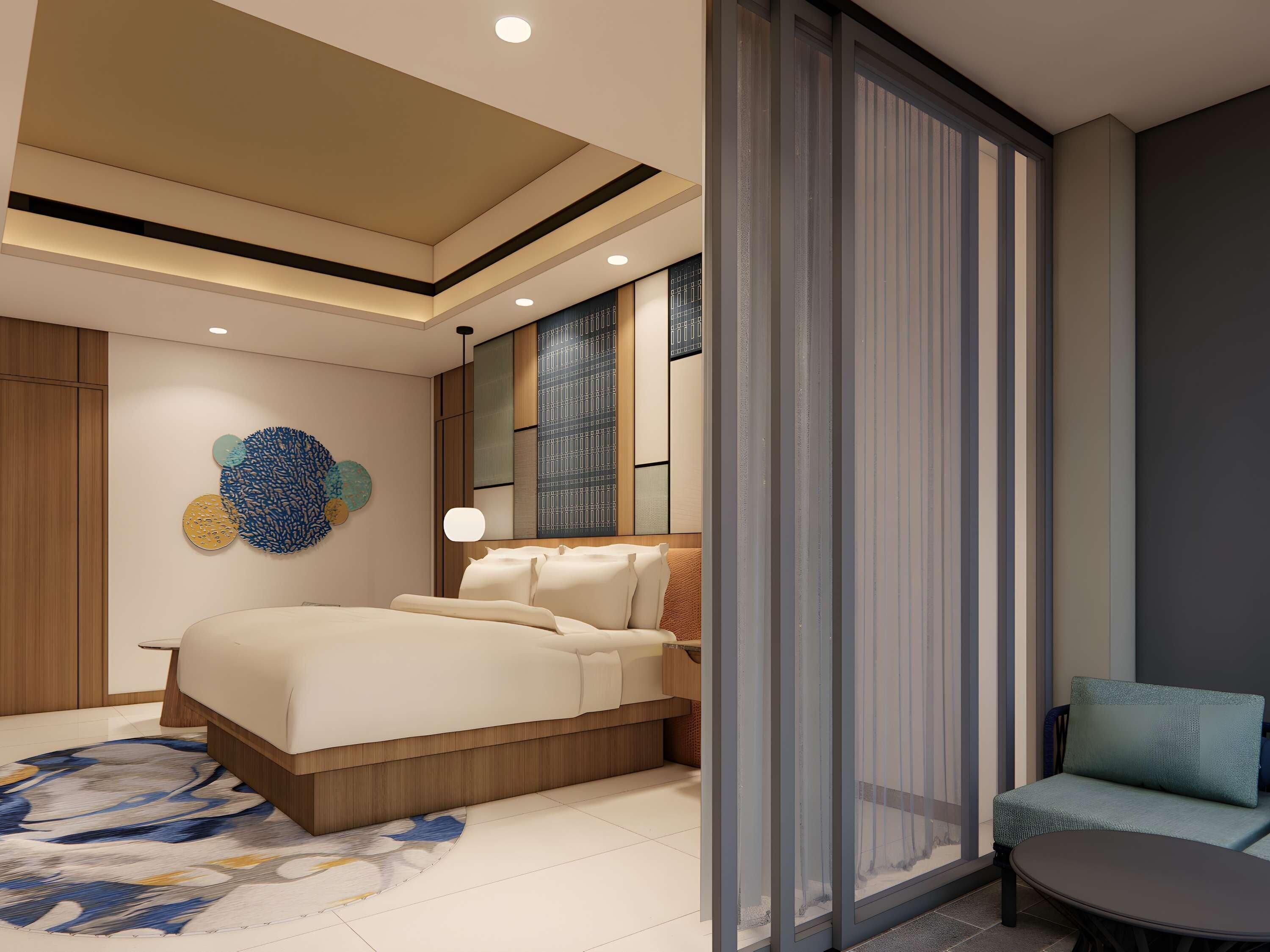 Una habitación de hotel moderna con una cama, un área de descanso y un amplio ventanal con cortinas.