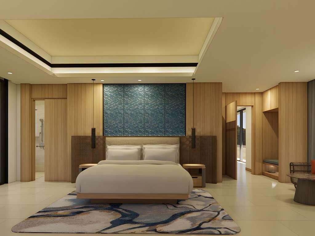 Une chambre moderne avec un grand lit, un lambris en bois, un mur à texture et un luminaire au plafond.