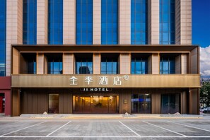 A hotel with a modern facade, large windows, and a prominent entrance. - JI Hotel (Xi'an)