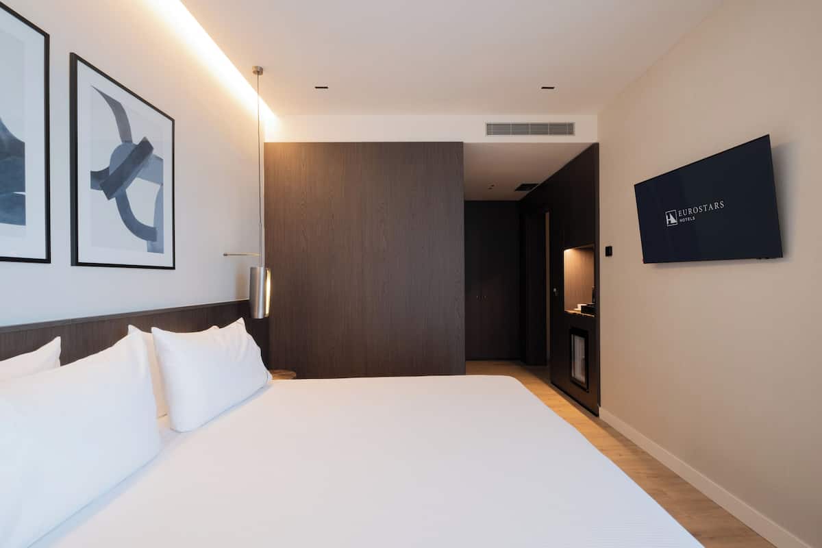 Junior suite, balkon (View) | Een minibar, een kluis op de kamer, een laptopwerkplek