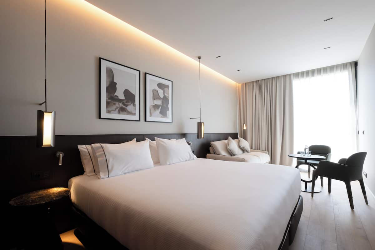 Deluxe tweepersoonskamer (Balcón,Vistas,Sofa Bed) | Een minibar, een kluis op de kamer, een laptopwerkplek