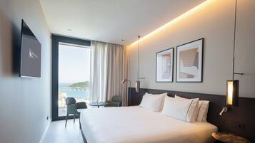 Junior Suite (Family) | Minibar, in-room safe, laptop workspace, blackout drapes