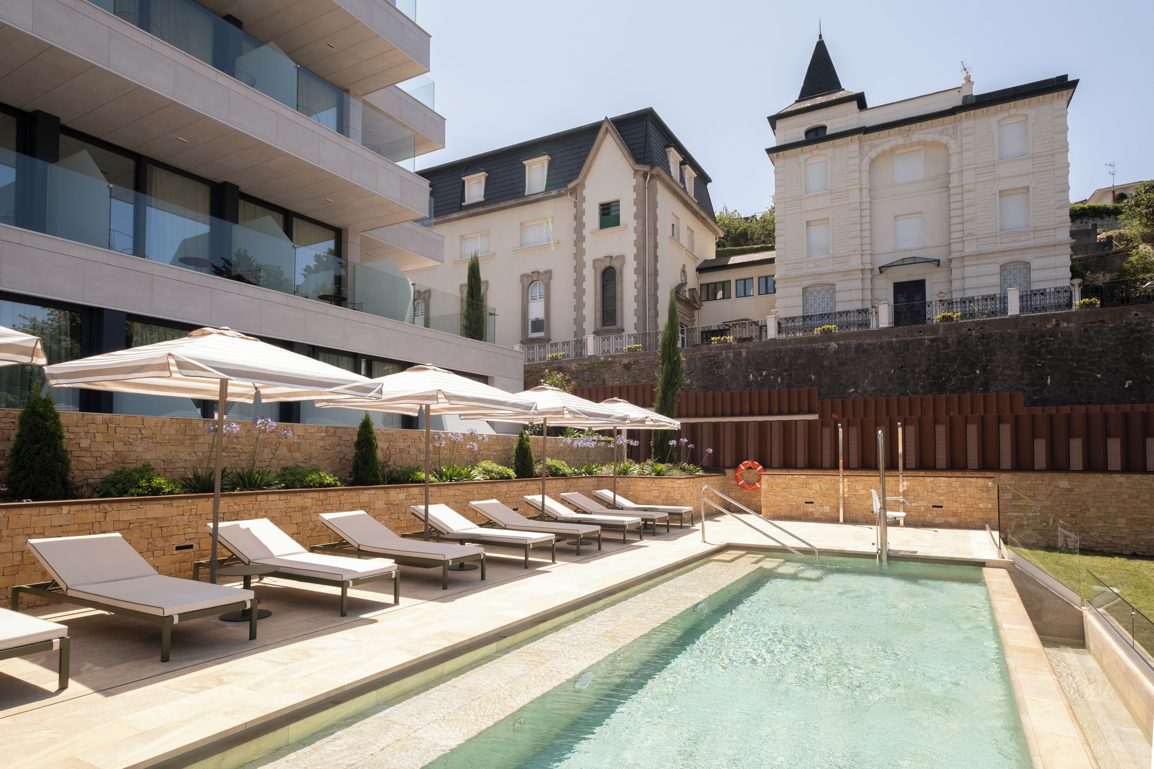 Piscine extérieure (ouverte en saison), parasols de plage