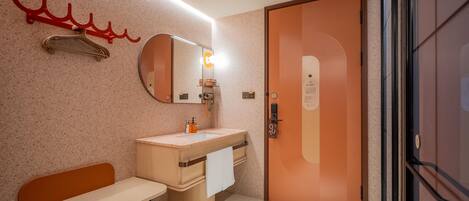 Een moderne badkamer met een wastafel, spiegel en handdoekhouder.
