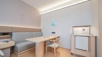 Une pièce moderne et minimaliste, comprenant un canapé, une table et un meuble.