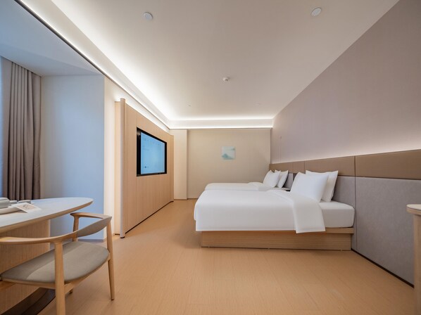 Una habitación de hotel con cama, escritorio y televisión.