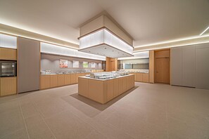 Una cocina moderna con una isla central, electrodomésticos integrados y un diseño limpio y minimalista.